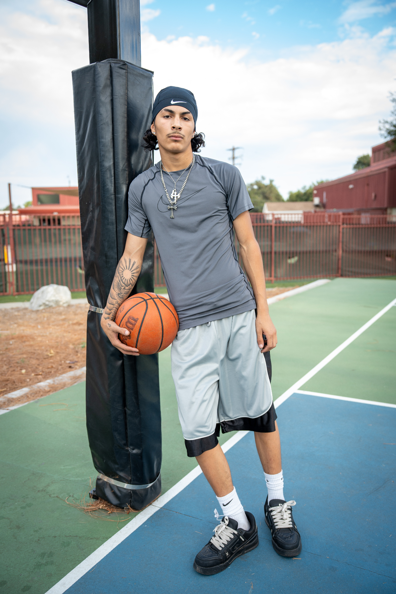 Compression tee under the post